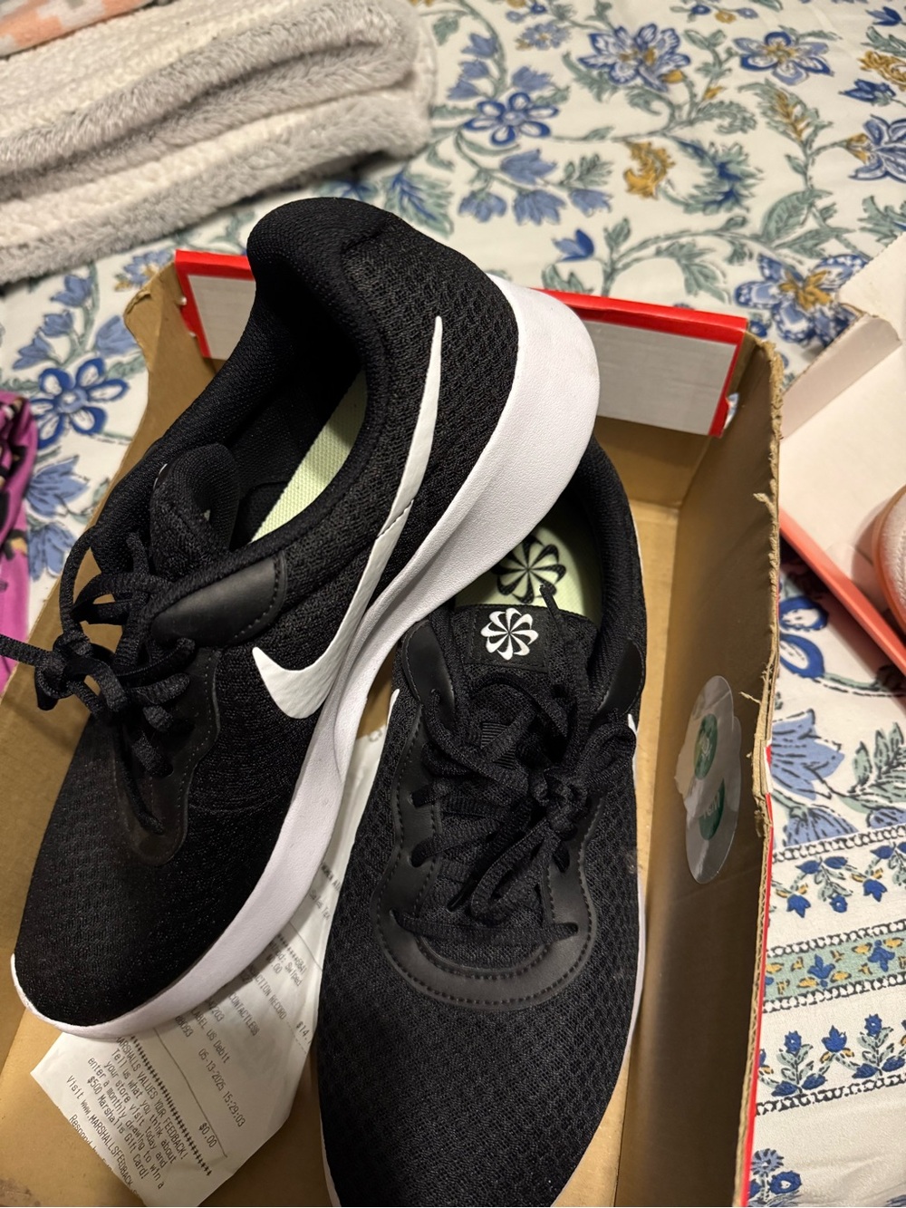 Nike Women's Black and White Athletic Running Shoes